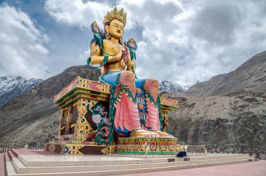 Ladakh, Hindistan 'daki Majestic 108 feet yüksekliğindeki Maitreya Buddha heykeli. Barışın, ruhaniliğin ve Nubra Vadisi 'ne tepeden bakan Himalaya kültürünün çarpıcı bir sembolü..