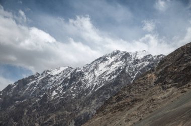 Hindistan 'ın Ladakh kentindeki Diskit Manastırı' ndan görülen Himalaya zirvelerinin nefes kesici manzarası. Yüksek irtifada doğa ve ruhaniliğin sakin bir karışımı..
