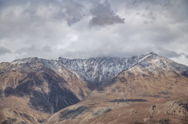 Hindistan 'ın Ladakh kentindeki Diskit Manastırı' ndan görülen Himalaya zirvelerinin nefes kesici manzarası. Yüksek irtifada doğa ve ruhaniliğin sakin bir karışımı..