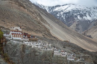 Hindistan 'ın Ladakh kentindeki engebeli bir yamaca tünemiş Diskit Manastırı manzarası. Himalaya topraklarına karşı kurulan Budist mirasının bir sembolü..
