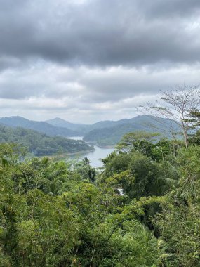 Göl manzarası ve Endonezya dağı