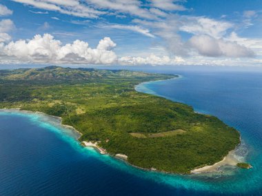 Siquijor 'un güzel doğu yakası, Salagdoong Sahili' nin bulunduğu kumlu beyaz bir sahil ve mercan resifleriyle çevrili gök mavisi bir su. Filipinler.