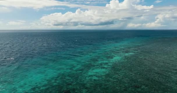 Vackert Blått Hav Med Vågor Och Blå Himmel Med Moln — Stockvideo
