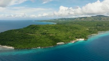Siquijor Adası 'nın güzel, beyaz bir kıyı şeridi olan havadan görünüşü. Siquijor, Filipinler.