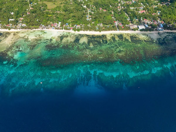 청록색 바닷물 위에서 내려다 보이는 풍경이다 여름의 필리핀의 키예르 — 스톡 사진