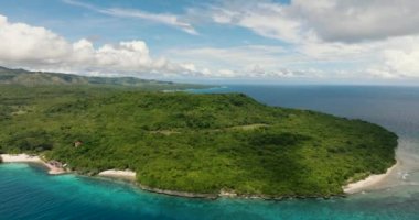 Siquijor Adası 'nın güzel, beyaz bir kıyı şeridi olan havadan görünüşü. Siquijor, Filipinler.