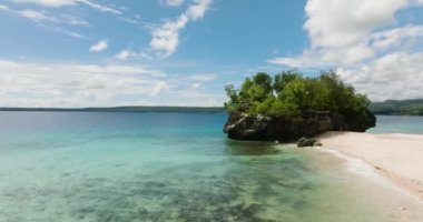 Arzu edilen adanın üzerinde uçmak. Salagdoong Sahili Deniz Burnu. Siquijor, Filipinler.