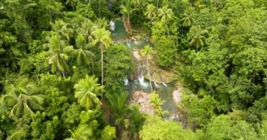 Cambugahay Şelaleleri 'nin tanrıların gözünden çekilmiş görüntüleri, Siquijor, Filipinler' de katmanlı bir şelale..