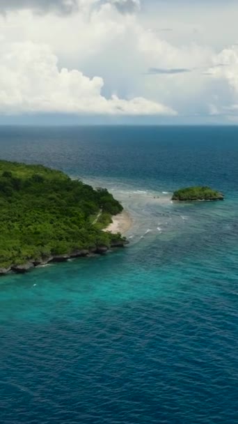 Πετώντας Πάνω Από Όμορφο Τροπικό Νησί Ένα Μικροσκοπικό Νησί Κοντά — Αρχείο Βίντεο