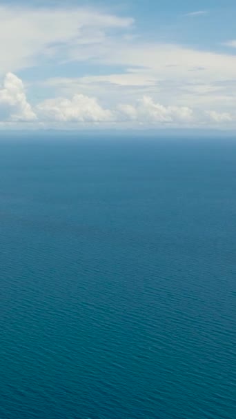 Полет Над Морем Голубое Море Небо Облаками Концепция Летнего Туристического — стоковое видео