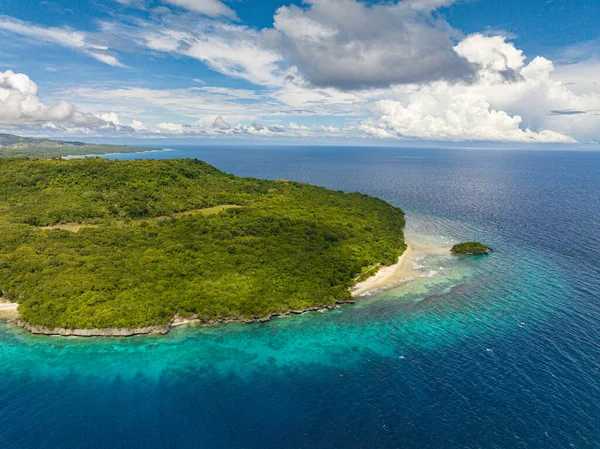完全に水に囲まれている白いビーチの海岸近くの小さな島で美しい熱帯の島の上を飛んでいます フィリピンのシキホール — ストック写真