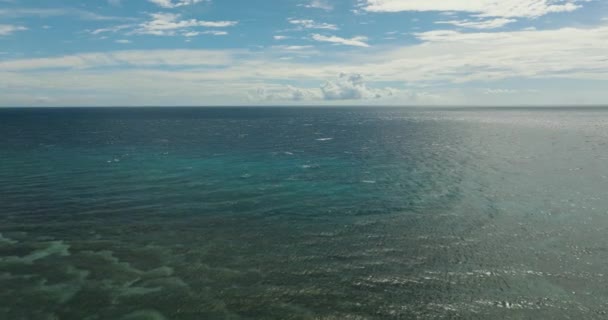 Vackra Vita Moln Blå Himmel Över Lugna Havet Lugn Havsharmoni — Stockvideo