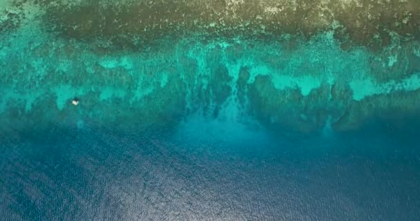 テキストのためのサンゴ礁のコピースペースとラグーンの海水面 空中からの眺め透明ターコイズブルーの海水面 フィリピンのシキホール — ストック動画