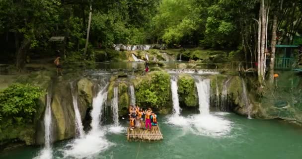 Siquijor Philippinen Februar Menschen Auf Dem Bambusfloß Genießen Die Wasserfälle — Stockvideo