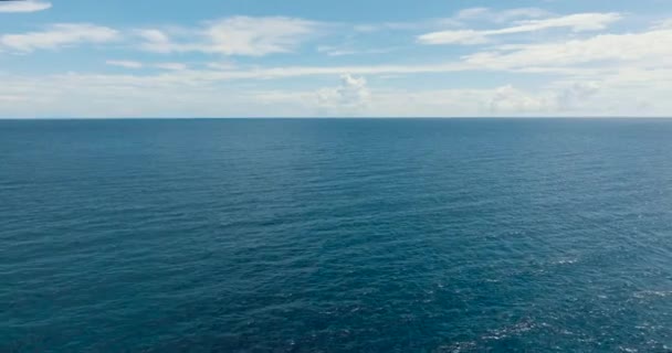 Latanie Nad Głębokim Błękitnym Morzem Falami Niebem Chmurami Krajobrazem Morskim — Wideo stockowe