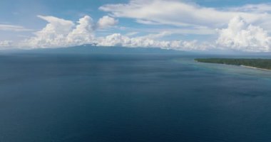 Hava Mevsimi: Sessiz ve sakin mavi deniz ve bulutlu gökyüzü. Siquijor, Filipinler.