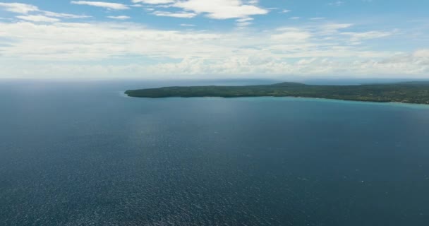 スカイラインの素晴らしい景色を望む深い青い海に囲まれた健康的なトロピカルアイランドの空挺ビュー フィリピンのシキホール — ストック動画