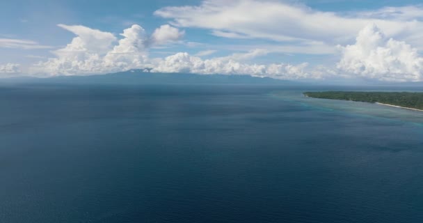 Aerial Seascape Mar Cielo Azul Tranquilo Tranquilo Con Nubes Siquijor — Vídeo de stock