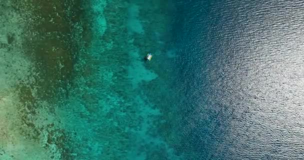 Ηρεμία Μπλε Θάλασσα Ένα Drone Shot Ενός Σκάφους Στην Τροπική — Αρχείο Βίντεο