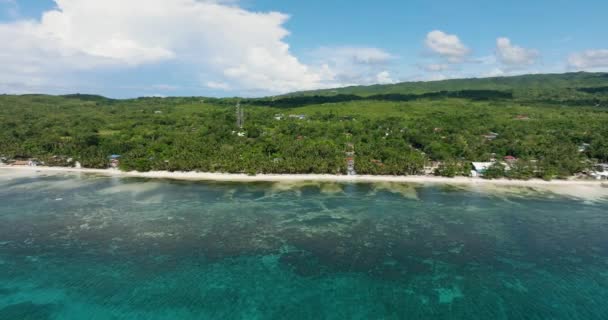美しい空と雲の下で非常に海の中にサンゴ礁とオープン海の表面 フィリピンのシキホール — ストック動画