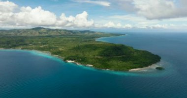 Açık mavi gökyüzünün altında parlak beyaz bir sahil. Cennet adasının üzerinde uç. Siquijor, Filipinler.