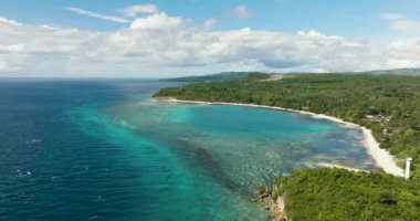 Tropikal adalı deniz burnu ve denizde kumlu bir plaj. Siquijor, Filipinler.