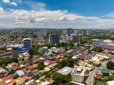 Davao City 'nin güzel ticari binalarıyla Aerilal manzarası. Davao, Filipinler.
