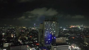 Renkli modern binalarla güzel bir gece sahnesi. Cebu, Filipinler.