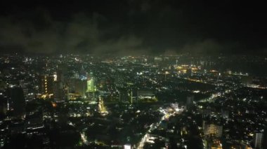 Cebu City 'deki gökdelenin gece yarısı çekimi. Filipinler. Bütün gece. Parlak sokak ışıkları.