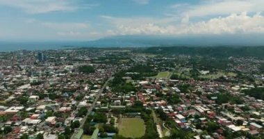Davao City 'nin bu çarpıcı manzarasının havadan görünüşü. Mindanao, Filipinler.
