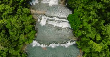 Tinuy an Falls 'da eğlenen insanların en iyi hava manzarası. Mindanao, Filipinler.