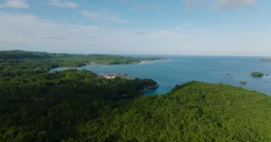 Tropikal Ada 'nın kıyısındaki küçük köyün havadan görünüşü. Deniz Burnu. Mindanao, Filipinler.