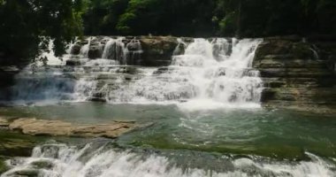 Bislig 'de Tinuy' den Şelale 'ye uçuyor. Mindanao, Filipinler.
