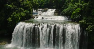 Güzel su perdesinin üstünden, Tinuy ve Şelale gibi ileri doğru hareket et. Mindanao, Filipinler.