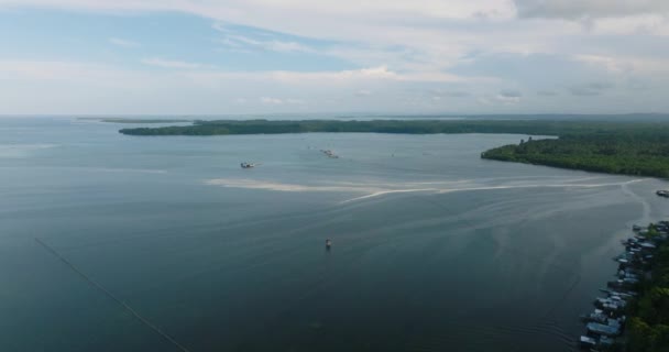 釣り場がある青い海の熱帯の島を鳥の目で見る シースケープ フィリピンのミンダナオ島 — ストック動画