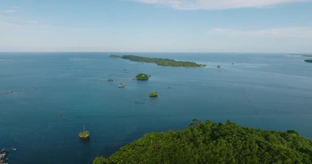 釣り場と青い海の小さな熱帯の島のトップビュー シースケープ フィリピンのミンダナオ島 — ストック動画