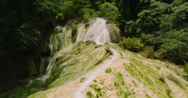Schöne Aussicht Von Oben Auf Den Bilawa Mainit Hot Waterfall — Stockvideo