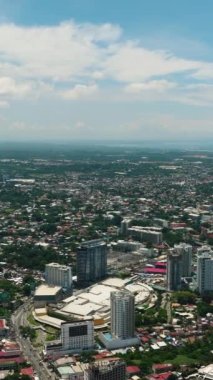 Filipinlerin en büyük şehrinin insansız hava aracı görüntüsü. Davao Şehri. Mindanao, Filipinler. Dikey.