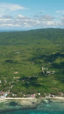 Bulutsuz gökyüzü ve bulutların altındaki tropik adanın en üst manzarası. Siquijor, Filipinler.