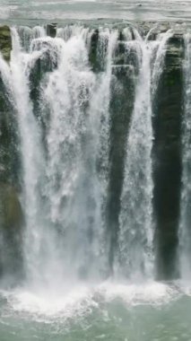 Tinuy an Falls 'un insansız hava aracı görüntüsünü kapatın. Mindanao, Filipinler. Ağır çekim. Dikey.