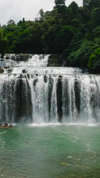 Letecký Průzkum Turistů Tinuy Falls Mindanao Filipíny Svislé Zobrazení — Stock video