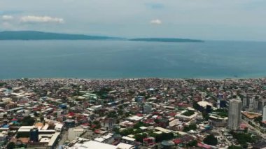 Davao City 'de güzel kuşların göz taraması. Şehir merkezindeki gökdelenler. Mindanao, Filipinler.