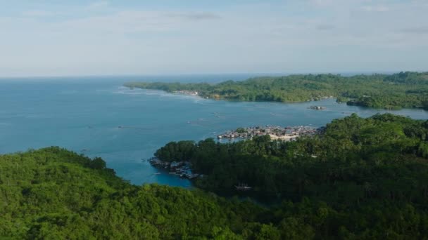 熱帯島沿岸の小さな村の空気調査ドローンビュー シースケープ フィリピンのミンダナオ島 — ストック動画