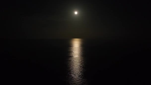 Volare Sopra Onde Dell Oceano Notte Verso Cielo Chiaro Luna — Video Stock