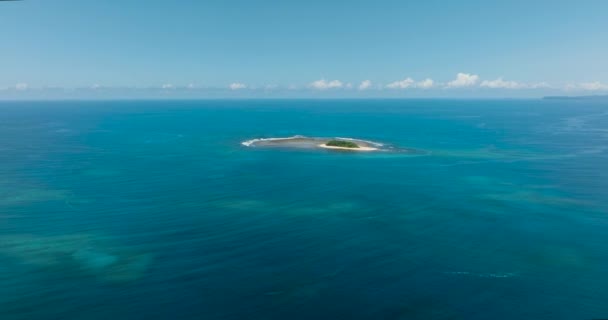 Flygfoto Toppenkät Fantastisk Islet Mitten Djupblå Havet Jobo Island Mindanao — Stockvideo