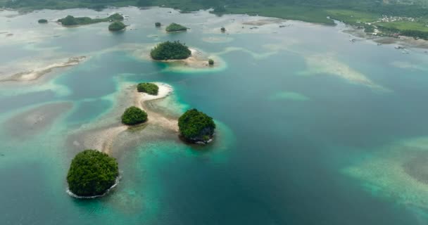 島のブリタニア グループの上を飛ぶ スリガオ スール フィリピンのミンダナオ島 — ストック動画