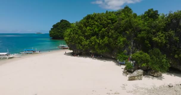 トロピカル諸島の白い砂浜 島の周りを歩く人々 海岸線に停船中 フィリピンのミンダナオ島 — ストック動画