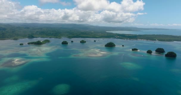 从空中俯瞰着美丽的海滩岛屿 环礁和珊瑚礁上的绿松石泻湖表面 菲律宾棉兰老岛 — 图库视频影像