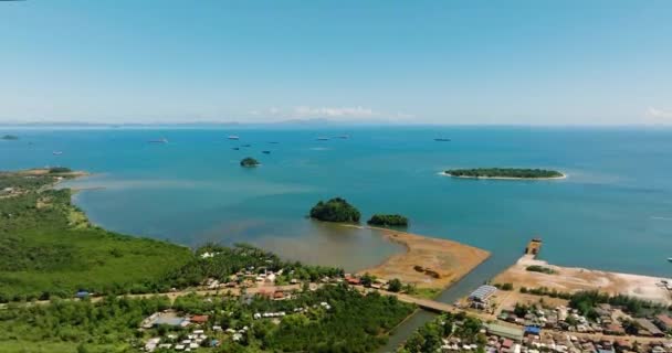 Luftaufnahme Der Küste Tropischen Insel Mit Wasser Aus Dem Fluss — Stockvideo