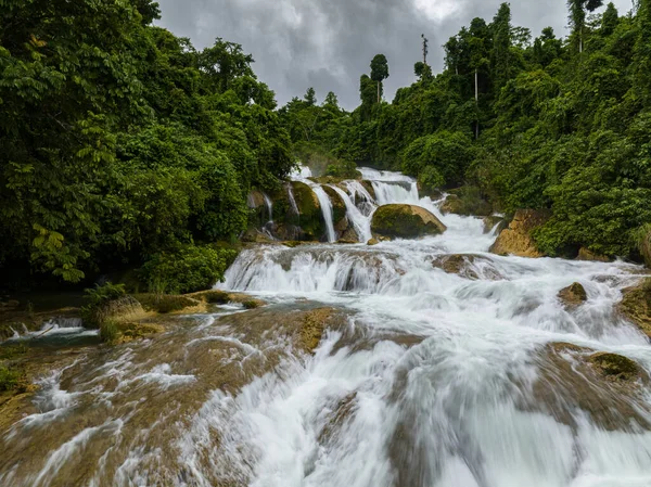 Majestatyczny Wodospad Przypominający Schody Nieba Wielopoziomowe Wodospady Aliwagwag Filipiny — Zdjęcie stockowe